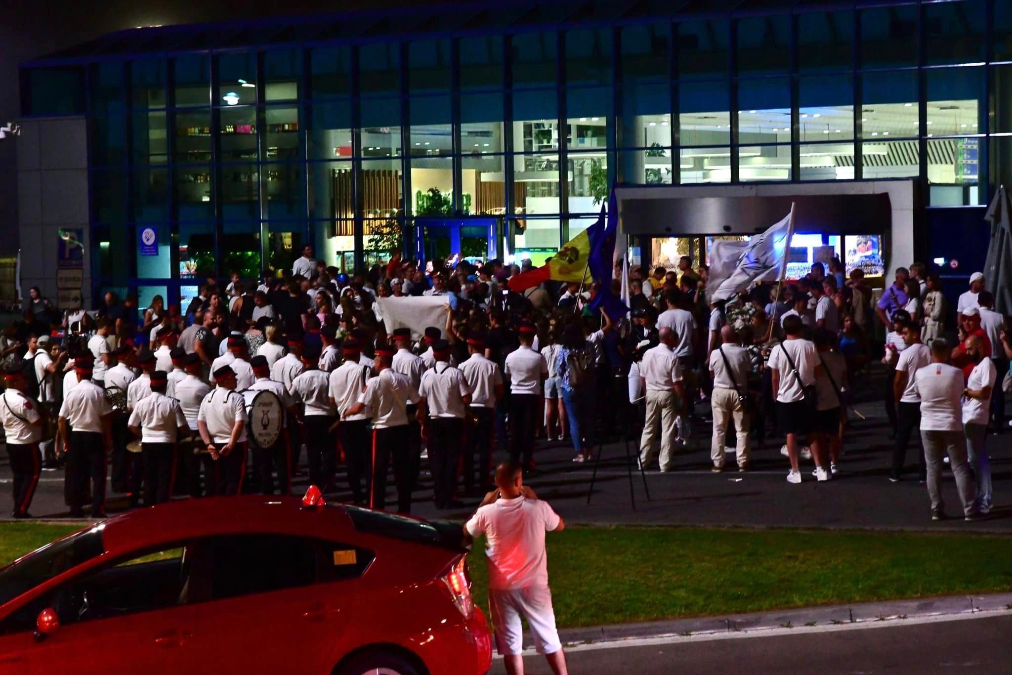 FOTO: Campionii olimpici Denis Vieru și Adil Osmanov au revenit acasă; Cum au fost întâmpinați la Aeroport