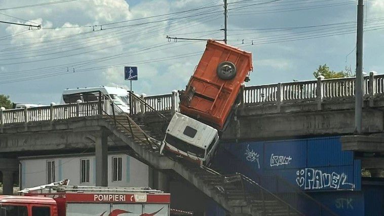 FOTO: O autospecială s-a prăbușit de pe podul Ismail din capitală