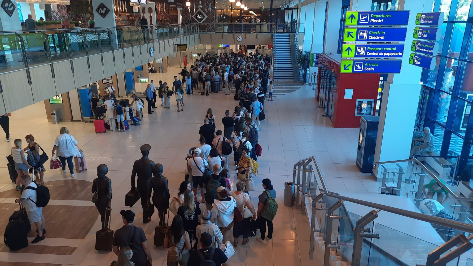 Cozi infernale la Aeroportul Chișinău. Poliția de Frontieră, cu explicații: 1200 de pasageri pe oră este mult peste capacitățile noastre