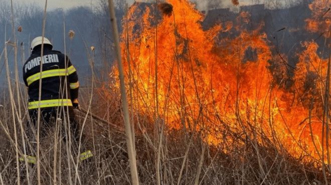 IGSU, în doliu! Un pompier a murit în timpul intervenției la un incendiu de vegetație, produs la Florești