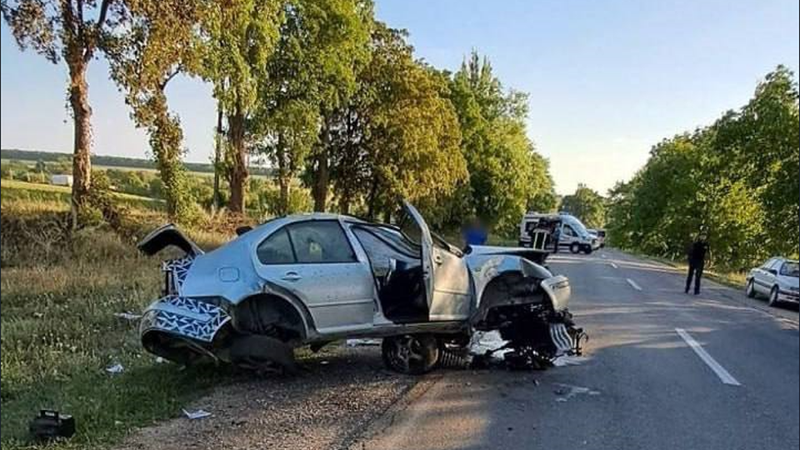 Tragedie pe șosea: Un șofer de 22 de ani, împreună cu pasagera sa, s-au răsturnat cu o Honda, la Edineț. Tânăra a decedat la spital