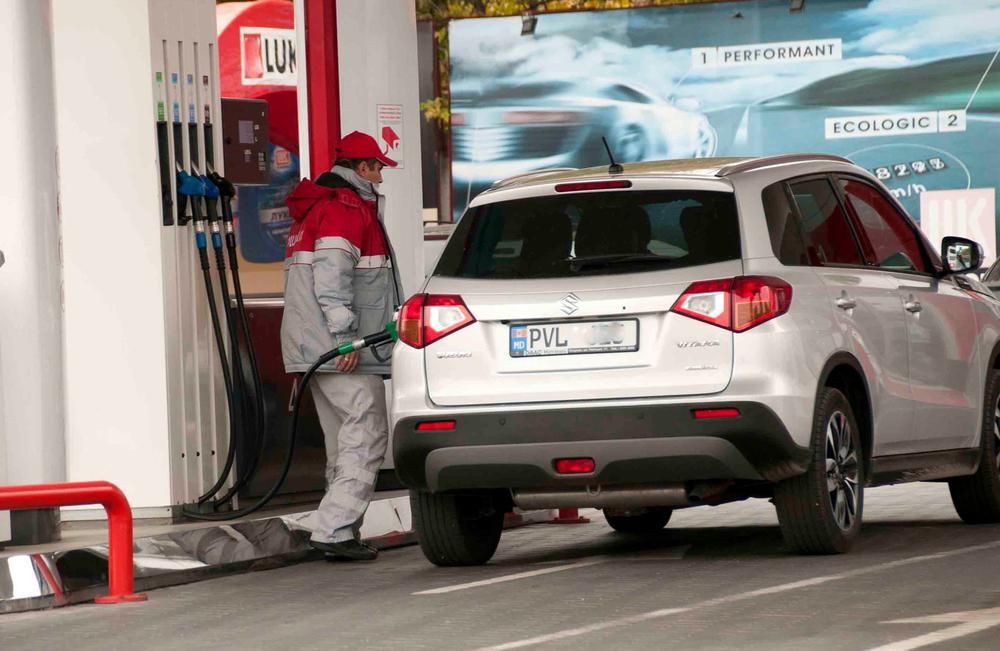 Veste bună pentru șoferi, în weekend. Carburanții vor costa mai puțin