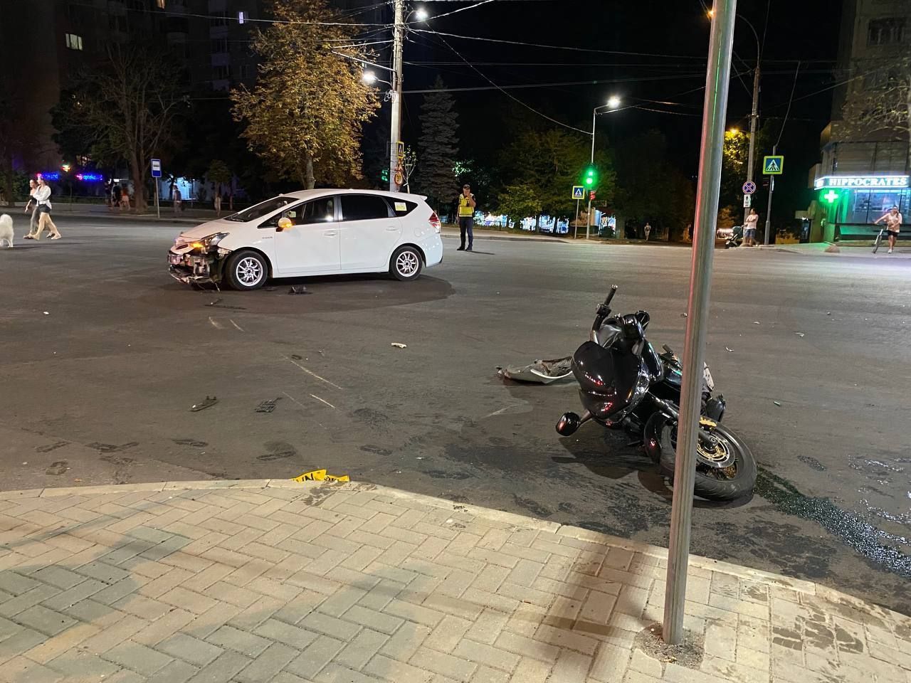 Grav accident în capitală. Un tânăr de 22 de ani, lovit pe trecerea pentru pietoni