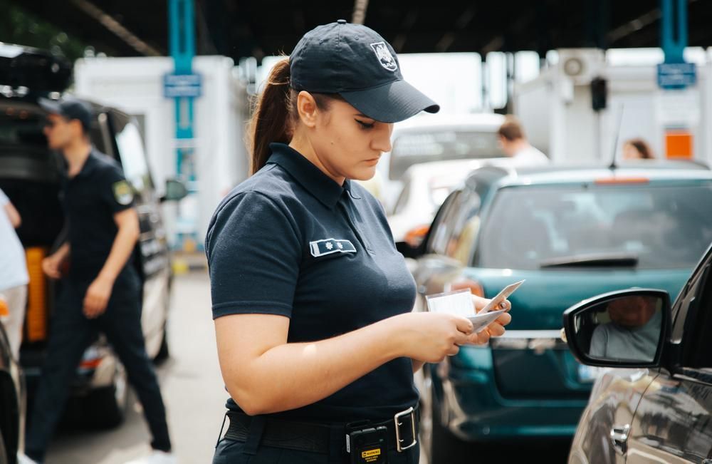 Au încercat să corupă polițiștii de frontieră. Trei moldoveni și un chinez, documentați de autorități