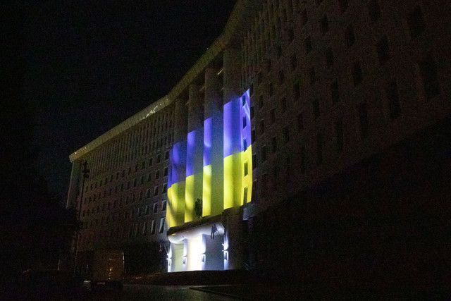 Clădirea Parlamentului, iluminată în culorile drapelului Ucrainei: Semn de solidaritate cu țara vecină