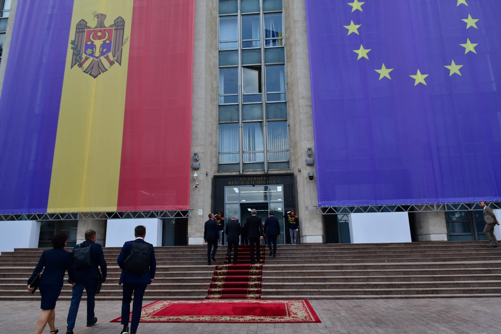 FOTO: Președinții țărilor baltice, invitați de Ziua Independenței la Chișinău, au fost întâmpinați de premier la Guvern