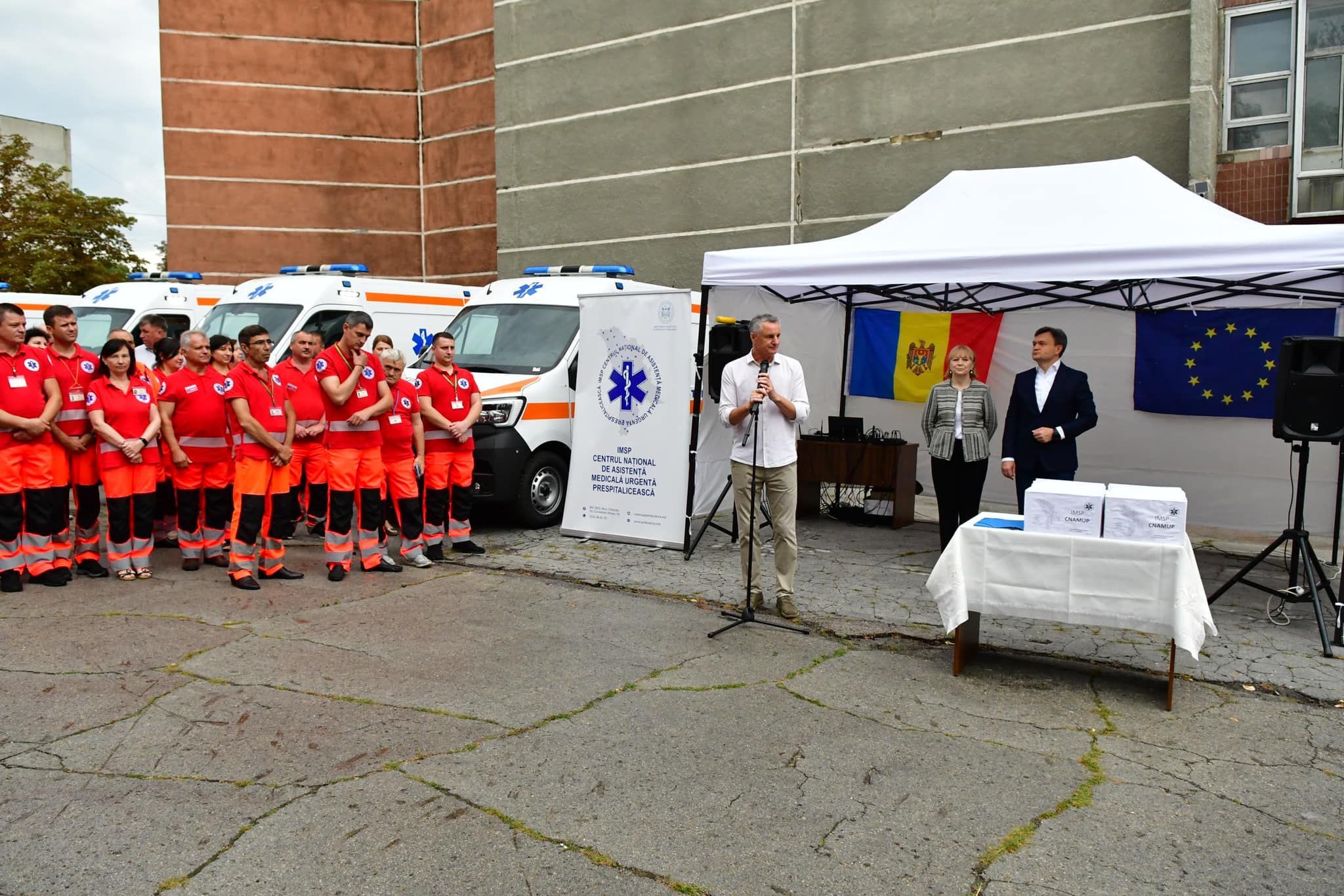 FOTO: Ministerul Sănătății a transmis 41 de ambulanțe substațiilor de asistență medicală urgentă