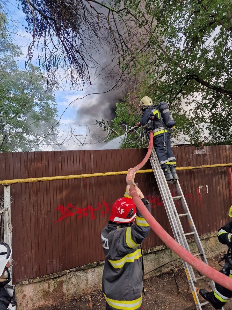 Incendiu puternic la Piața Centrală din Bălți: Flăcările au cuprins 20 de gherete cu haine