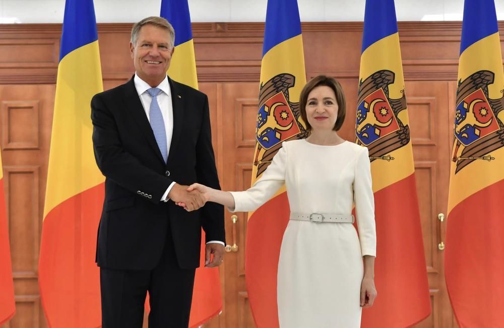 Președinta Maia Sandu și Președintele Klaus Iohannis au depus flori la bustul poetului Mihai Eminescu