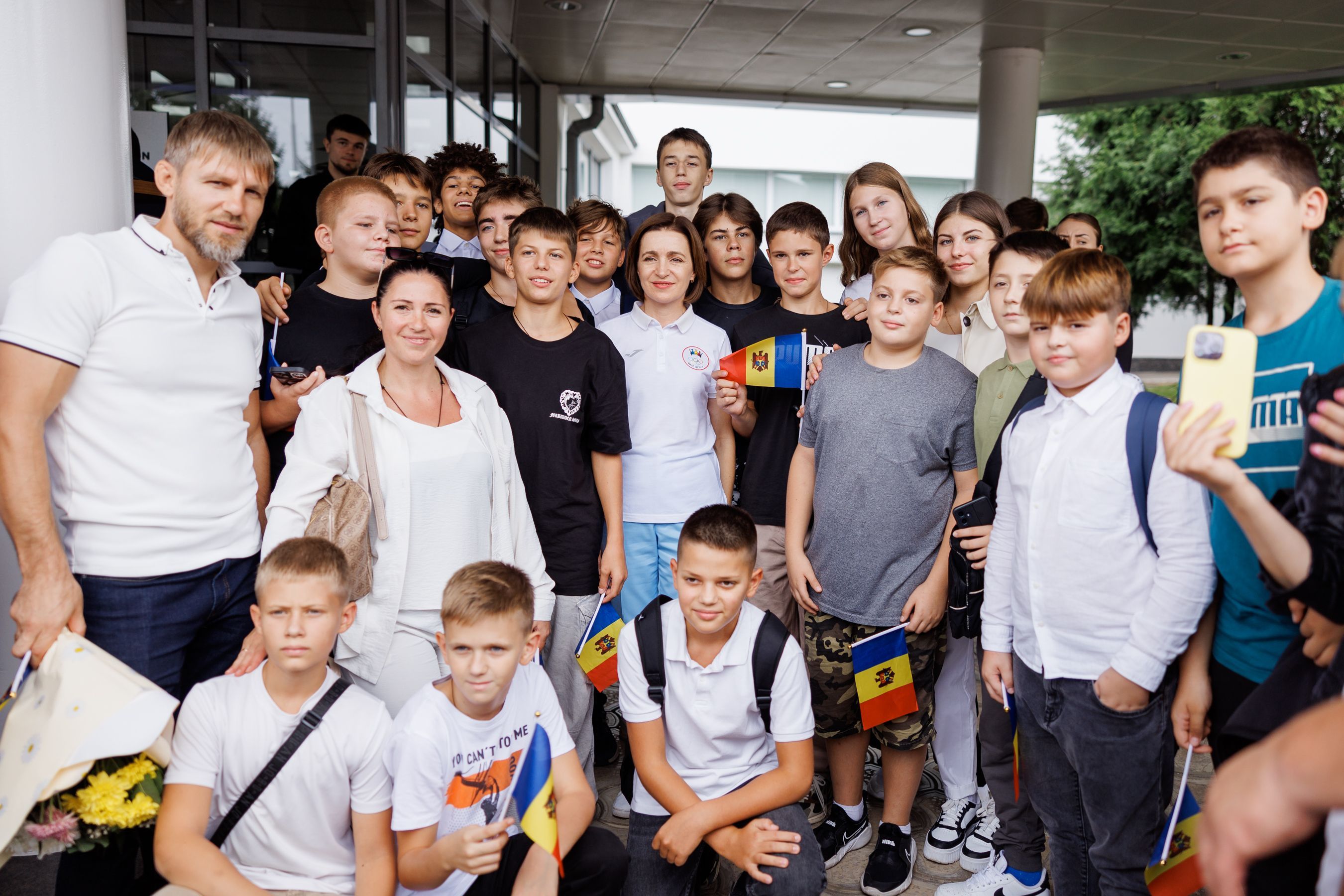 Lotul Paralimpic al RM, întâmpinat cu flori și ovații, la revenirea de la Paris: Sportivii moldoveni vin acasă cu două medalii