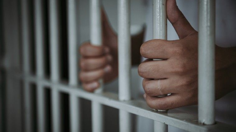 Bărbatul, care și-a stropit fiica și soția cu acid, condamnat la închisoare: Instanța l-a obligat să achite și un prejudiciu de 1,6 milioane lei