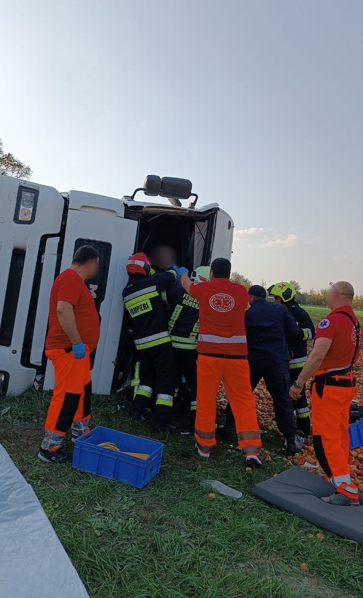 Accident grav lângă Orhei: Un camion cu 15 tone de mere s-a răsturnat, iar șoferul a rămas blocat