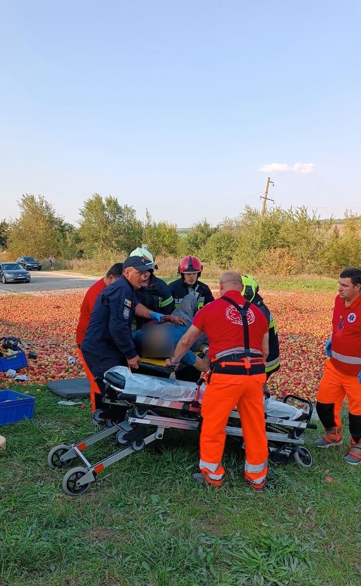 Accident grav lângă Orhei: Un camion cu 15 tone de mere s-a răsturnat, iar șoferul a rămas blocat