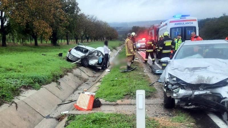 Accident cumplit la Peresecina: O șoferiță a decedat pe loc, iar o pasageră, spitalizată, după ce 2 mașini s-au lovit într-o curbă