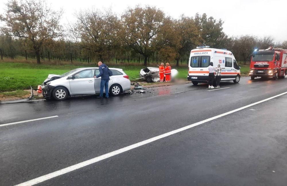 Accident cumplit la Peresecina: O șoferiță a decedat pe loc, iar o pasageră, spitalizată, după ce 2 mașini s-au lovit într-o curbă