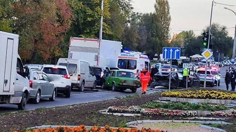 Accident grav la Botanica: Un șofer, rănit, după ce a intrat violent cu microbuzul într-un camion. Echipele de salvare, la fața locului