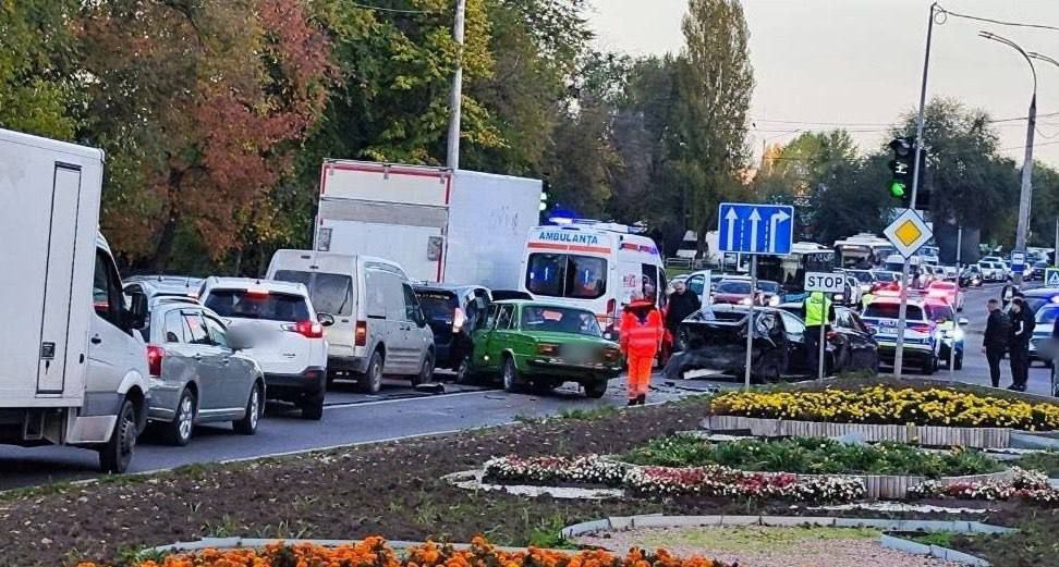 Accident grav la Botanica: Un șofer, rănit, după ce a intrat violent cu microbuzul într-un camion. Echipele de salvare, la fața locului