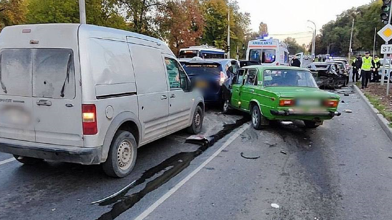 Accident grav la Botanica: Un șofer, rănit, după ce a intrat violent cu microbuzul într-un camion. Echipele de salvare, la fața locului