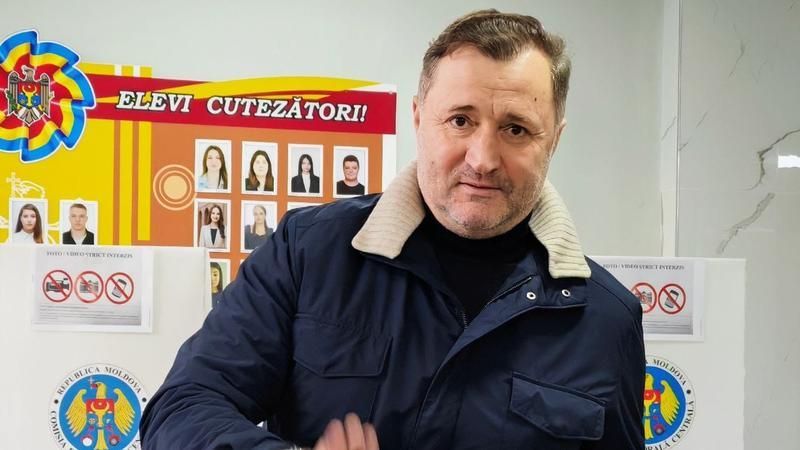 Vlad Filat, matinal la secția de votare: „Vă îndemn și pe voi să ieșiți”