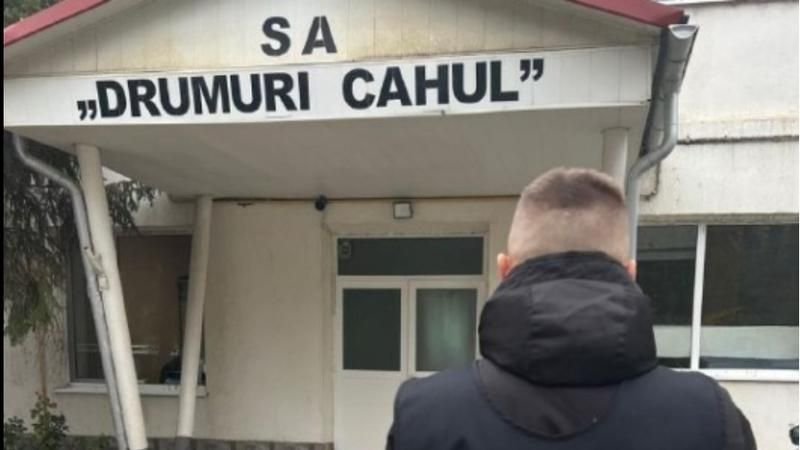 „Drumuri bune” cu pietriș doar pe acte, la Cahul: Tone de material, care urma să fie folosit pentru reparare, dispărut. Au avut loc percheziții