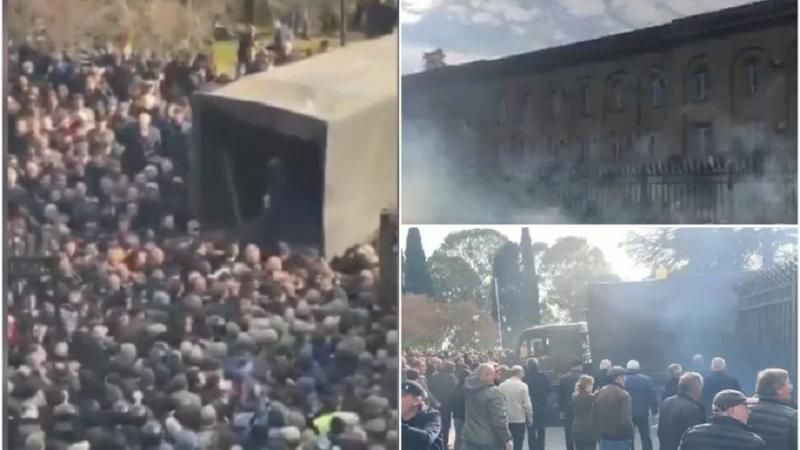 Noi proteste în regiunea separatistă Abhazia pe fondul înțelegerii cu Rusia. Manifestanții au pătruns în Parlament