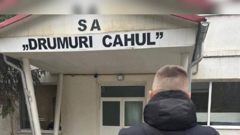 „Drumuri bune” cu pietriș doar pe acte, la Cahul: Tone de material, care urma să fie folosit pentru reparare, dispărut. Au avut loc percheziții