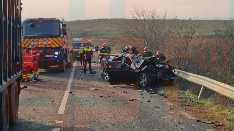 Accident teribil în România: Un TIR din Moldova s-a tamponat cu un automobil. Trei persoane au murit pe loc. Una dintre victime a fost aruncată din mașină într-un șanț