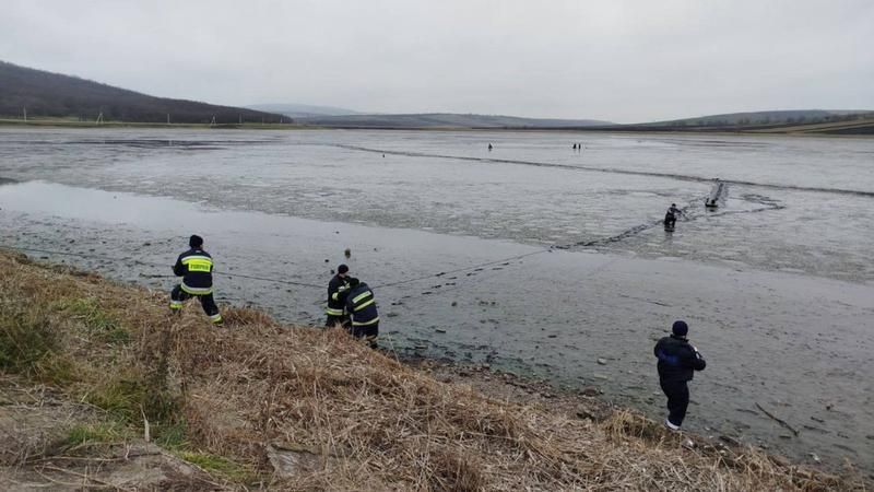 FOTO: Un bărbat din Telenești a solicitat ajutorul salvatorilor, după ce s-a împotmolit în noroi; Avertismentul IGSU