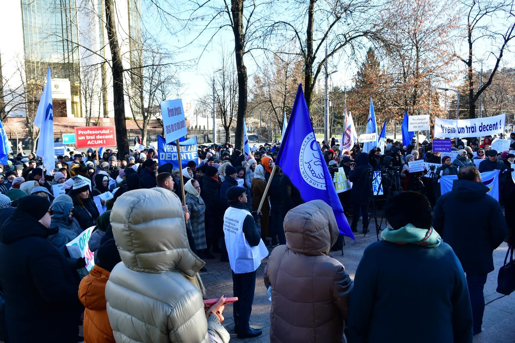 Vrem salarii decente!” Sindicatele au ieșit cu protest în fața Parlamentului