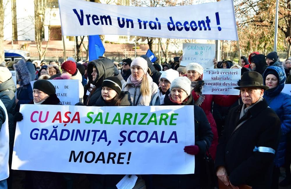 Vrem salarii decente!” Sindicatele au ieșit cu protest în fața Parlamentului