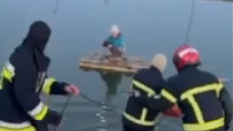 VIDEO Se afla pe o plută de lemn la mijlocul unui iaz din Ungheni. Un copil a fost salvat de la înec - Realitatea.md VIDEO Se afla pe o plută de lemn la mijlocul unui iaz din Ungheni. Un copil a fost salvat de la înec