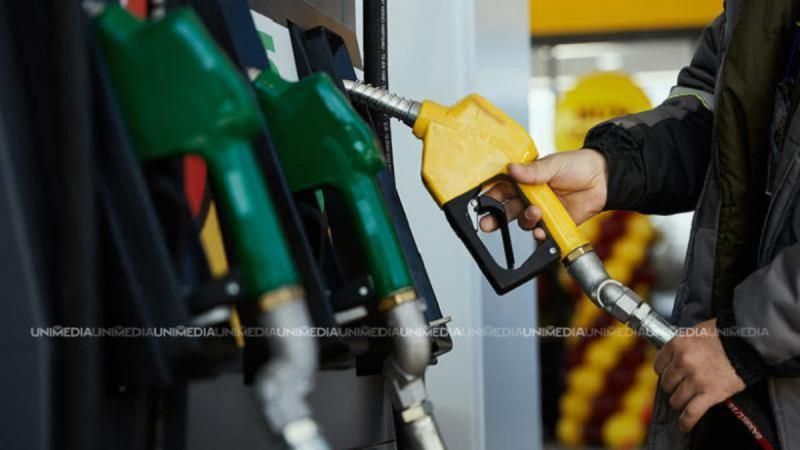 Șoferi, alimentați-vă astăzi, pentru că mâine carburanții se scumpesc, din nou: Cât vor costa