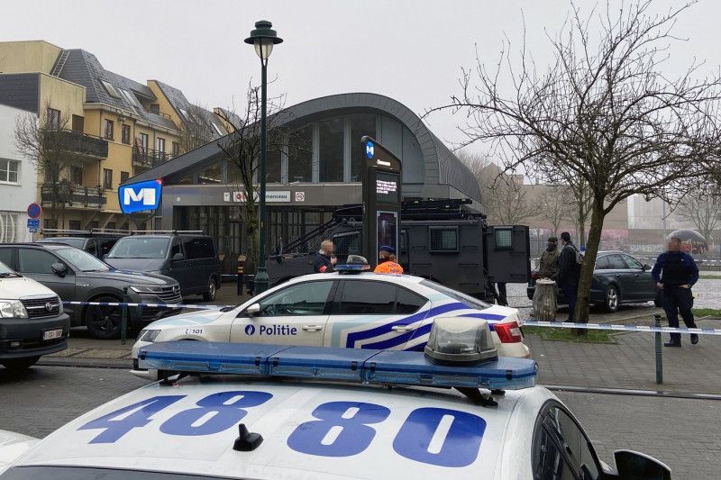 Alertă de securitate la Bruxelles: Doi bărbați înarmați cu mitraliere au deschis focul la intrarea într-o stație de metrou