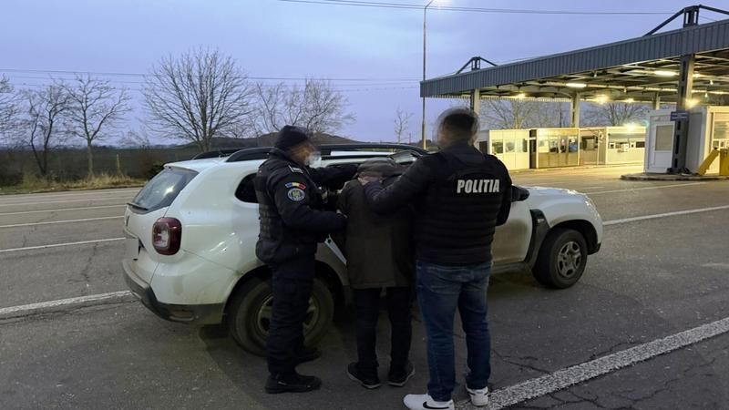 VIDEO Un moldovean învinuit de trafic de copii, reținut în Italia. A fost extrădat în țară - Realitatea.md VIDEO Un moldovean învinuit de trafic de copii, reținut în Italia. A fost extrădat în țară