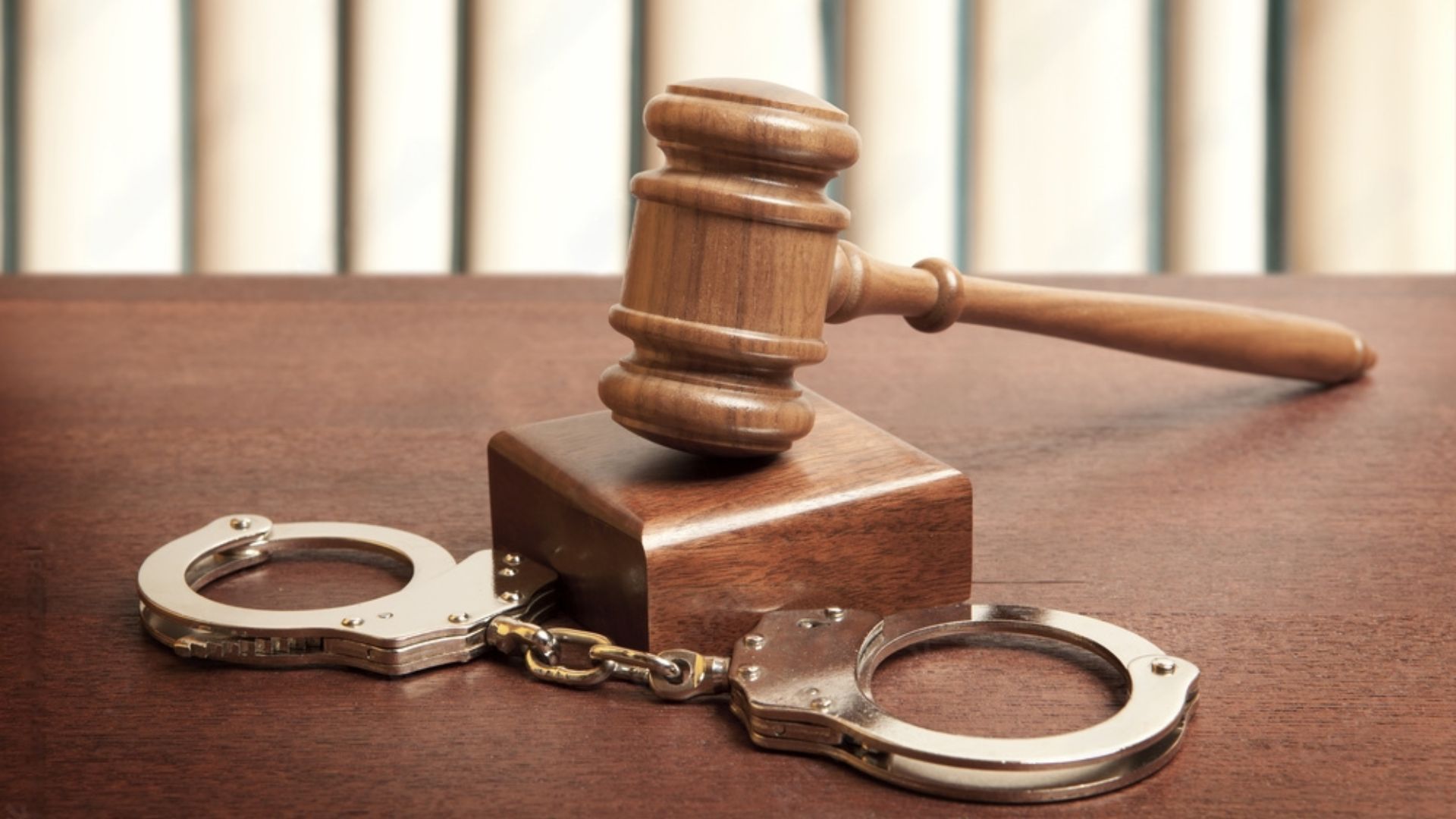 Fost polițist de la Drochia, condamnat pentru fals în acte publice. Va achita și amendă - Realitatea.md Fost polițist de la Drochia, condamnat pentru fals în acte publice. Va achita și amendă