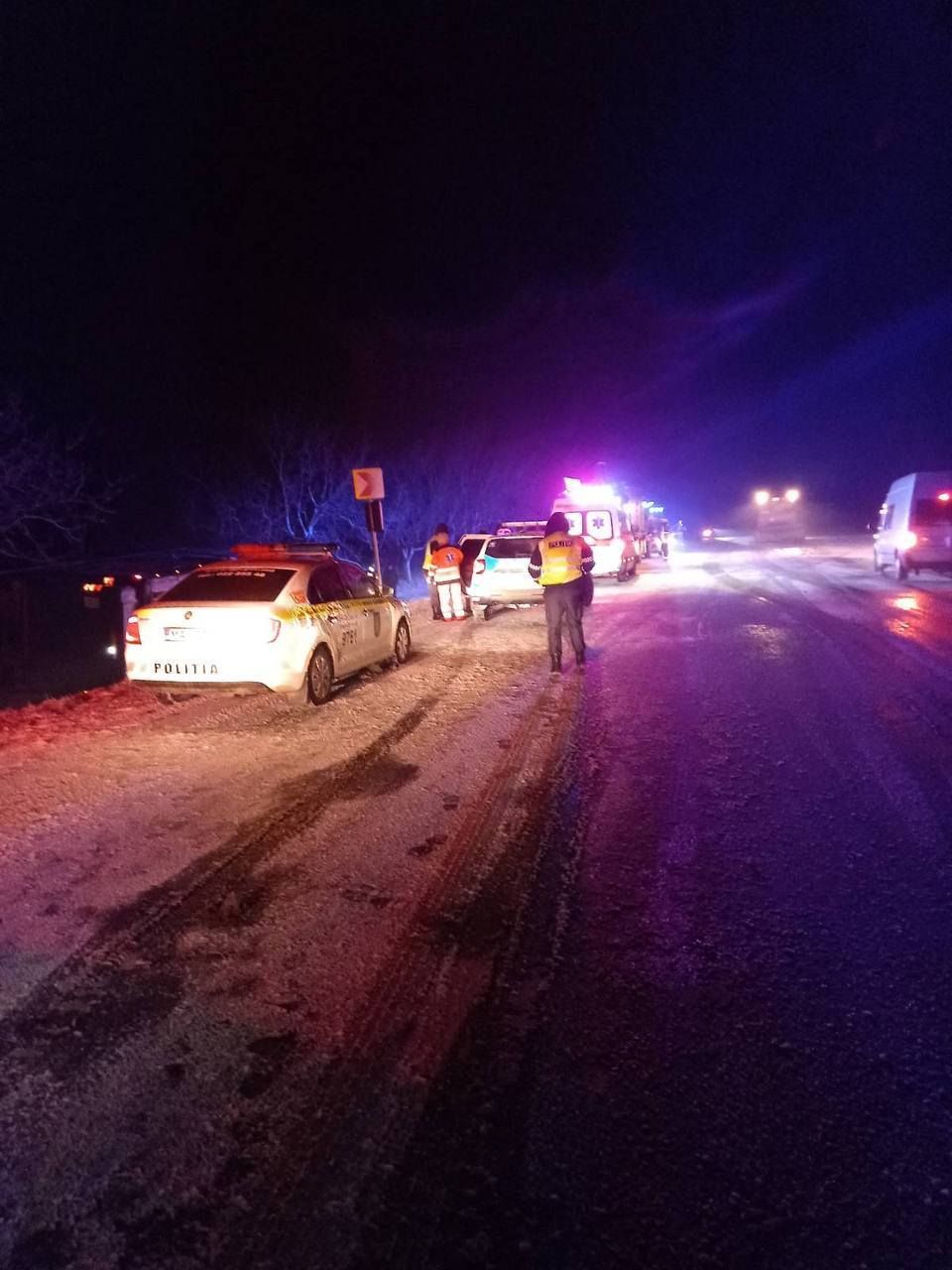 Accident grav la Florești: 16 pasageri de pe ruta Kiev-Chișinău, spitalizați, după ce autocarul în care se aflau s-a răsturnat și s-a izbit într-un copac