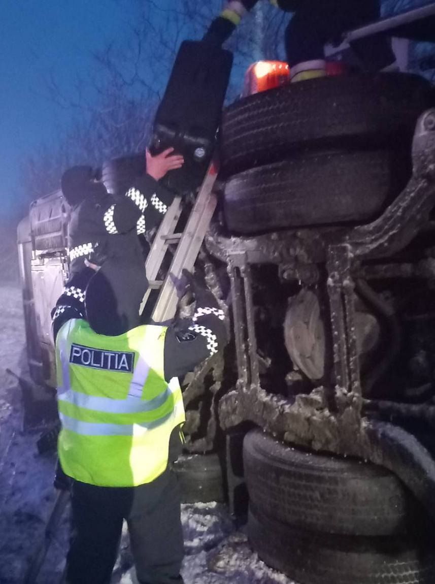 Accident grav la Florești: 16 pasageri de pe ruta Kiev-Chișinău, spitalizați, după ce autocarul în care se aflau s-a răsturnat și s-a izbit într-un copac