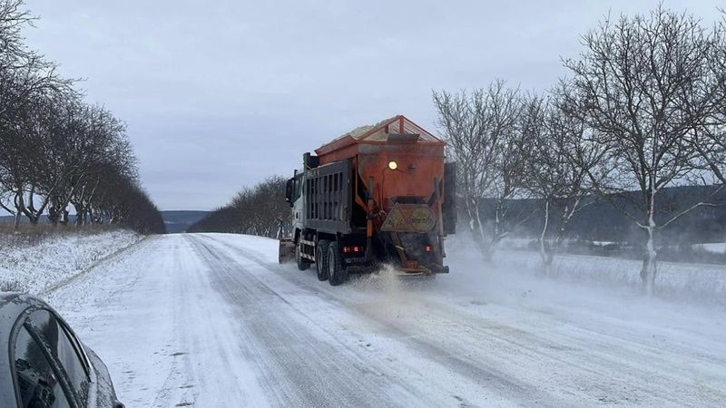 Pe drumurile din țară se circulă în condiții de iarnă. Șoferii, îndemnați să conducă cu prudență