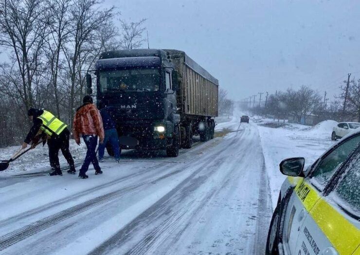 Echipați corect mașinile! Poliția vine cu recomandări, după ce drumurile au fost acoperite cu polei și zăpadă