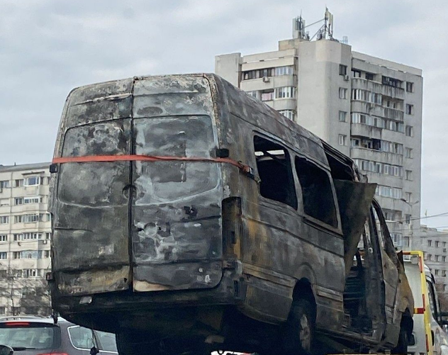 Un microbuz cu moldoveni a luat foc, după un accident în România: Două persoane, rănite