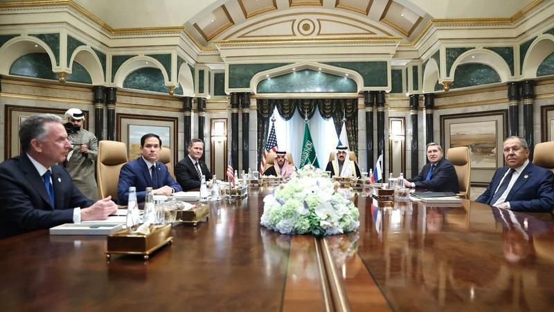 text) Rusia și SUA discută la Riad despre războiul din Ucraina: Îngrijorare la Kiev și în capitalele europene, lăsate pe dinafară. Prima declarație