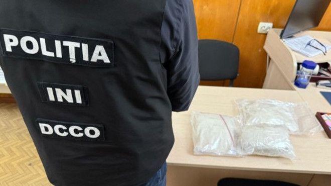 VIDEO Captură de droguri de circa 2 mln de lei, ridicată de polițiști. Un tânăr a fost reținut la frontieră - Realitatea.md VIDEO Captură de droguri de circa 2 mln de lei, ridicată de polițiști. Un tânăr a fost reținut la frontieră