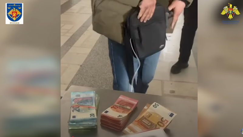VIDEO Peste 69.000 de euro nedeclarați în vamă, ridicați de la trei pasageri sosiți din Cehia. Au urmat și percheziții - Realitatea.md VIDEO Peste 69.000 de euro nedeclarați în vamă, ridicați de la trei pasageri sosiți din Cehia. Au urmat și percheziții