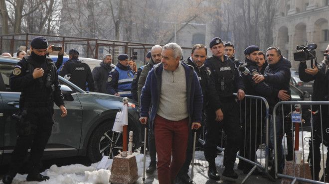 Favoritul prezidențialelor din România, Călin Georgescu, oprit în trafic și reținut: A fost dus la Parchetul General pentru audieri