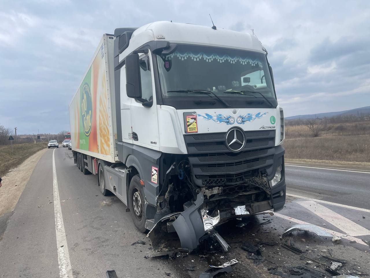 Accident cumplit la Strășeni: Un șofer a murit după ce un automobil și un camion s-au ciocnit frontal