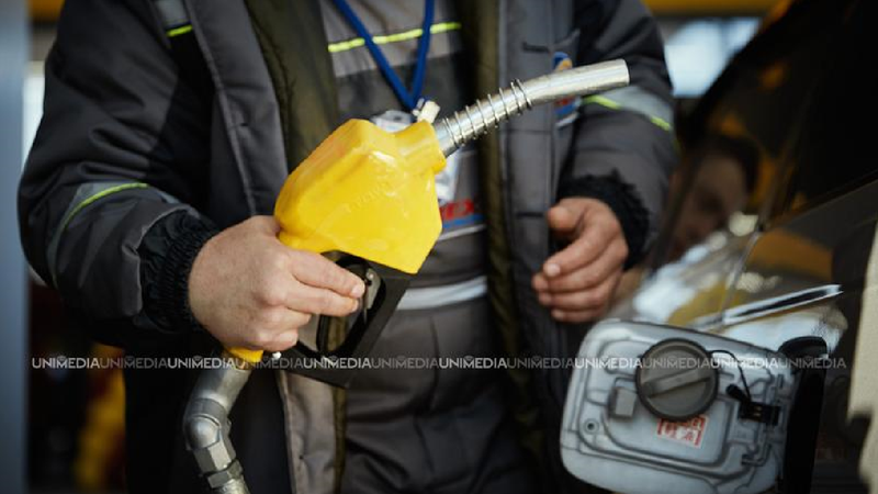 Weekend mai ieftin la pompă: Cât vor achita șoferii pentru carburanți