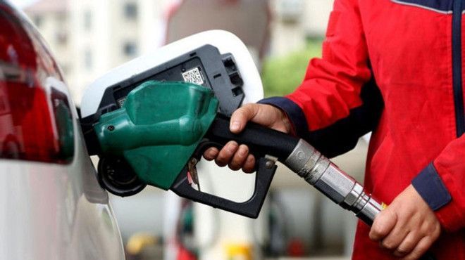 Weekend mai ieftin la pompă: Cât vor achita șoferii pentru carburanți