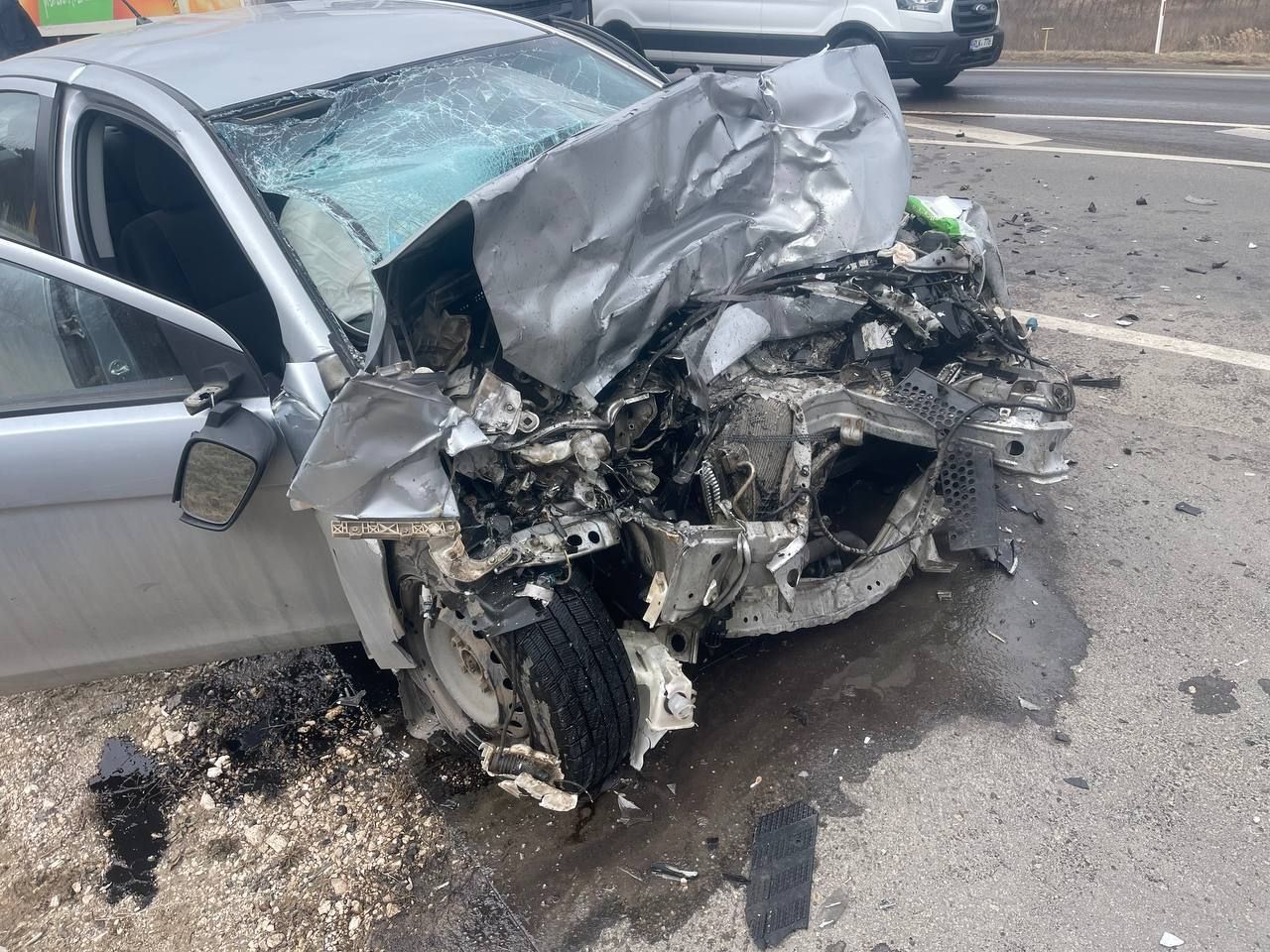 Accident cumplit la Strășeni: Un șofer a murit după ce un automobil și un camion s-au ciocnit frontal