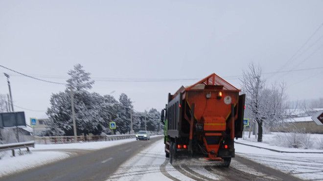 Pe drumurile din țară se circulă în condiții de iarnă. Șoferii, îndemnați să conducă cu prudență