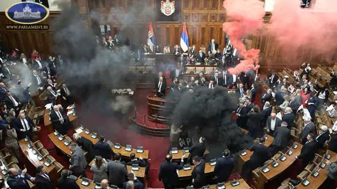 Haos total în Parlamentul din Serbia: Fumigene și bătăi în sală. Doi deputați au fost răniți